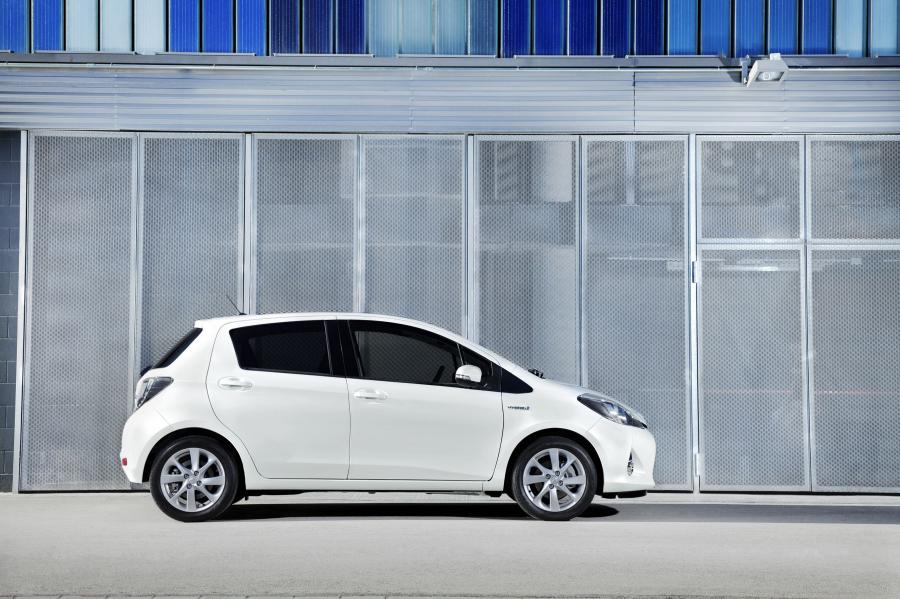  Toyota Yaris Hybrid 2012 года  (фото 9 из 35)